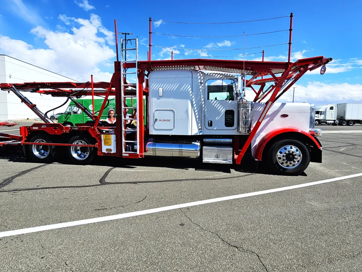 2018 Peterbilt 389 | Photo 4 of 35