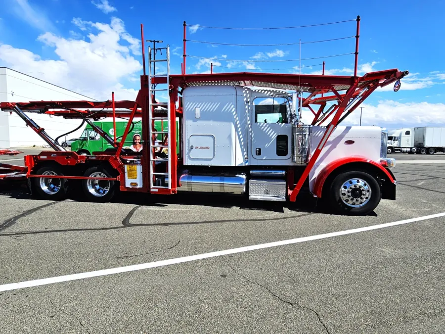 2018 Peterbilt 389 | Photo 4 of 35