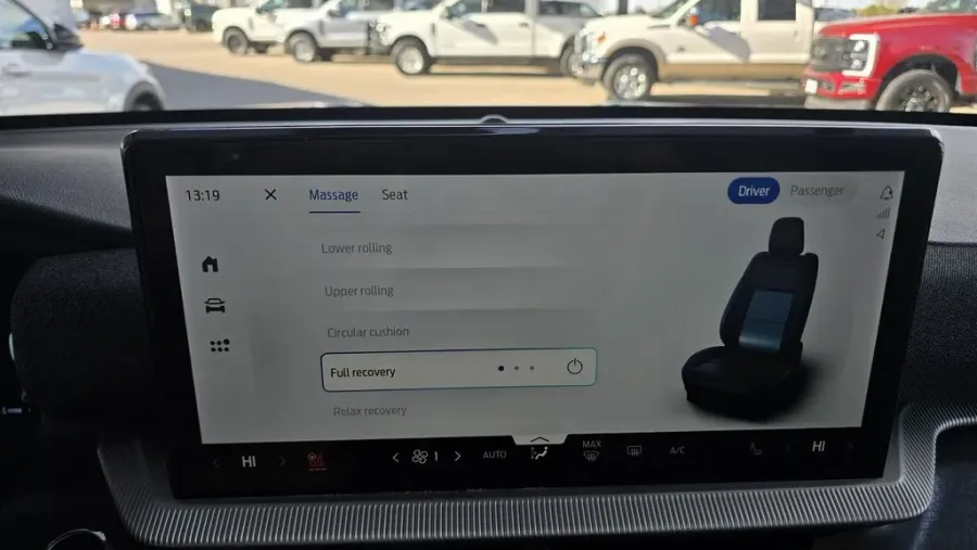 2025 Ford Explorer | Photo 24 of 35