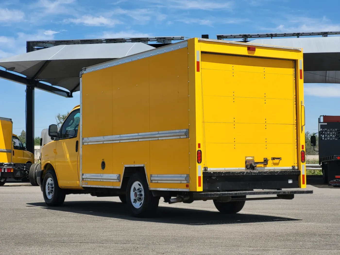 2017 GMC Savana Commercial Cutaway CUTWAY | Photo 4 of 20
