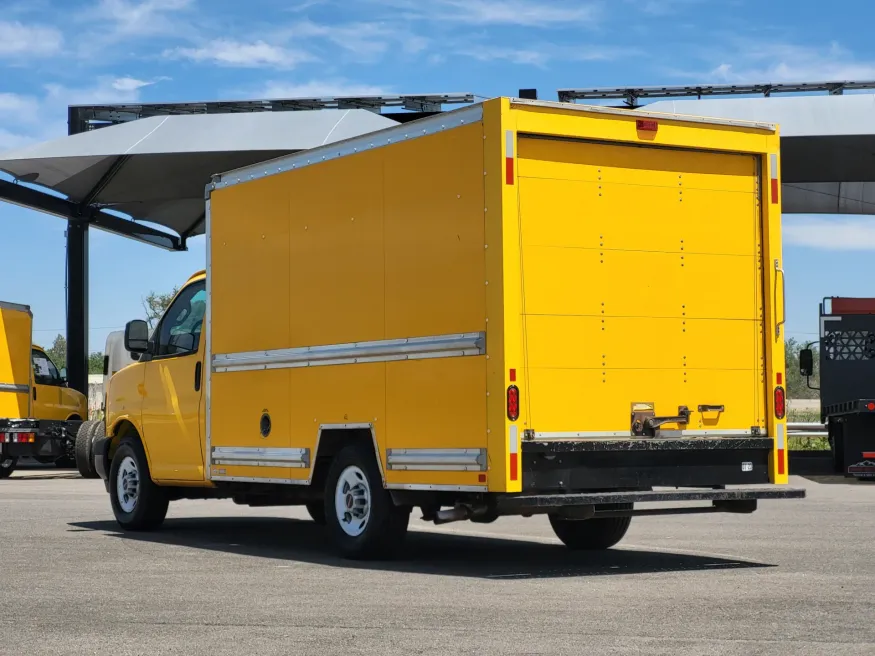 2017 GMC Savana Commercial Cutaway CUTWAY | Photo 4 of 20