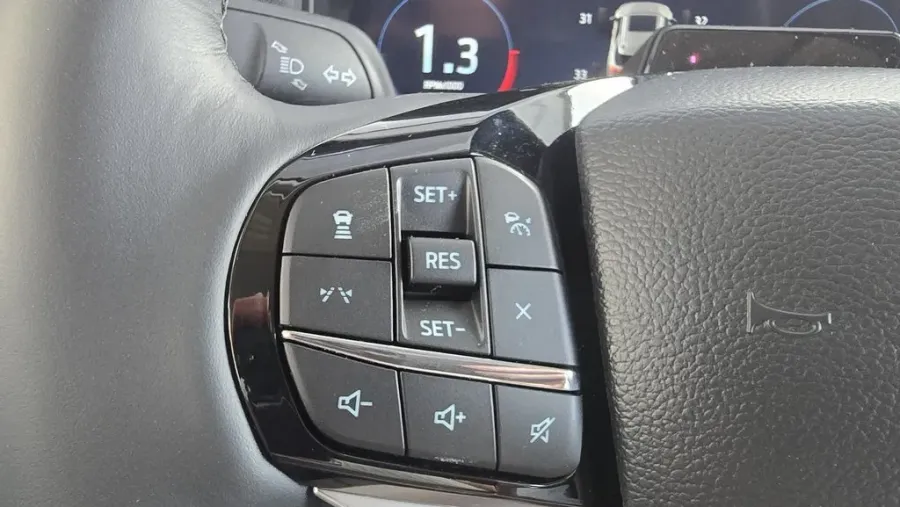 2025 Ford Explorer | Photo 18 of 35