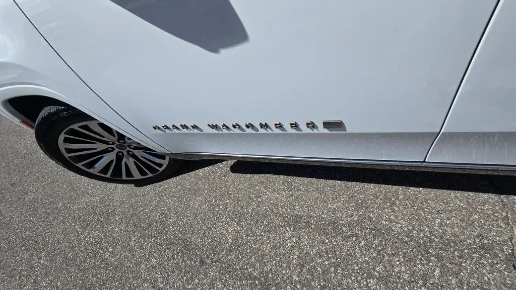 2022 Jeep Grand Wagoneer | Photo 2 of 45