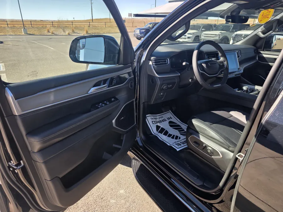 2025 Jeep Wagoneer L Base | Photo 9 of 34