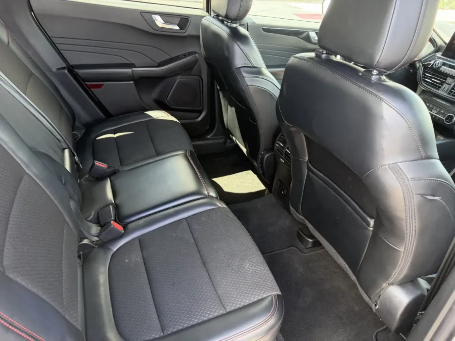 2024 Ford Escape ST-Line | Photo 9 of 24