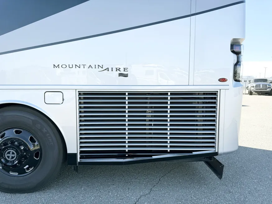 2026 Newmar Mountain Aire 4118 | Photo 28 of 31