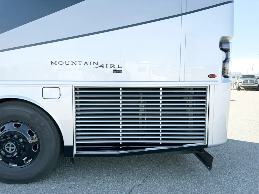 2026 Newmar Mountain Aire 4118 | Photo 28 of 31