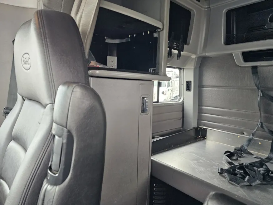 2022 Peterbilt 389 | Photo 11 of 22