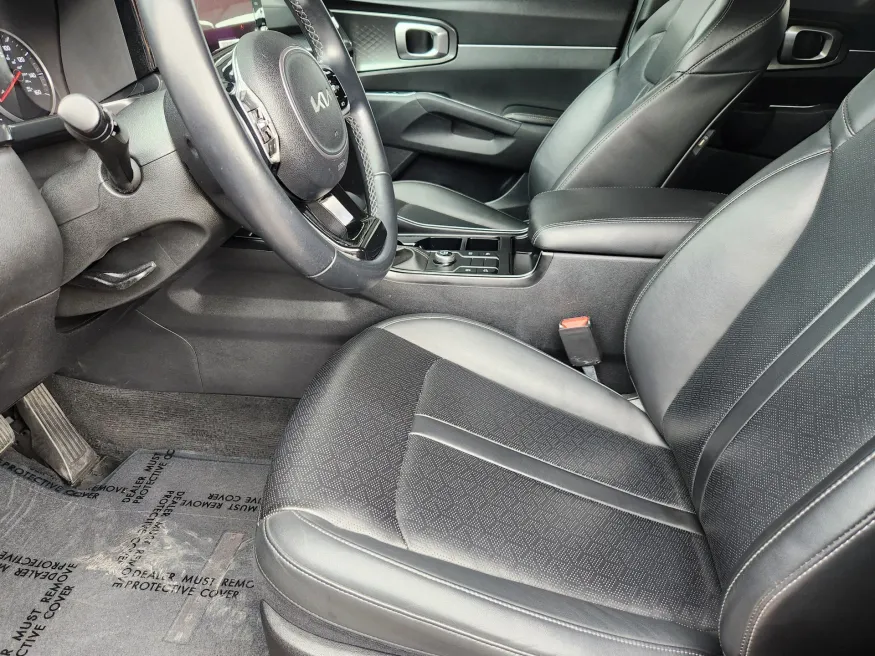 2023 Kia Sorento S | Photo 8 of 28