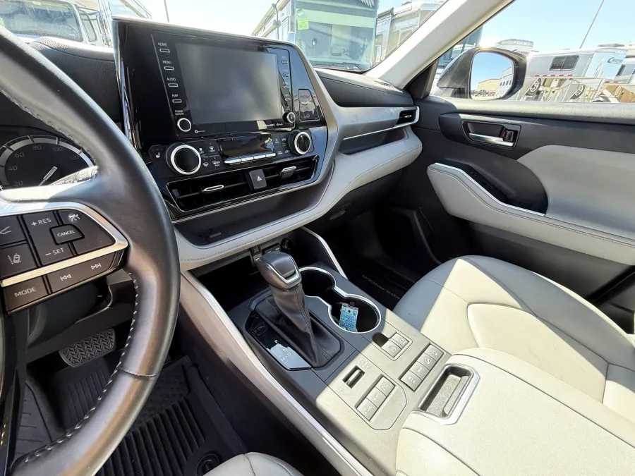 2021 Toyota Highlander XLE | Photo 8 of 22