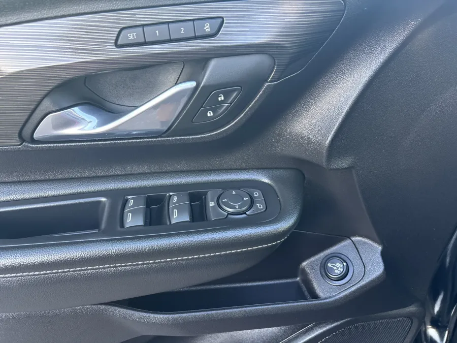 2024 GMC Terrain SLT | Photo 12 of 21