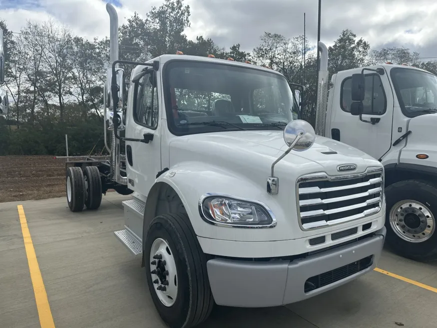 2025 Freightliner M2 106 | Photo 4 of 4