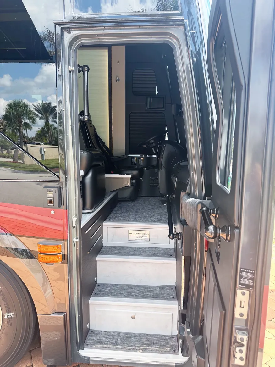 2023 Emerald Luxury Coaches Prevost H3-45 Triple Slide | Photo 5 of 41