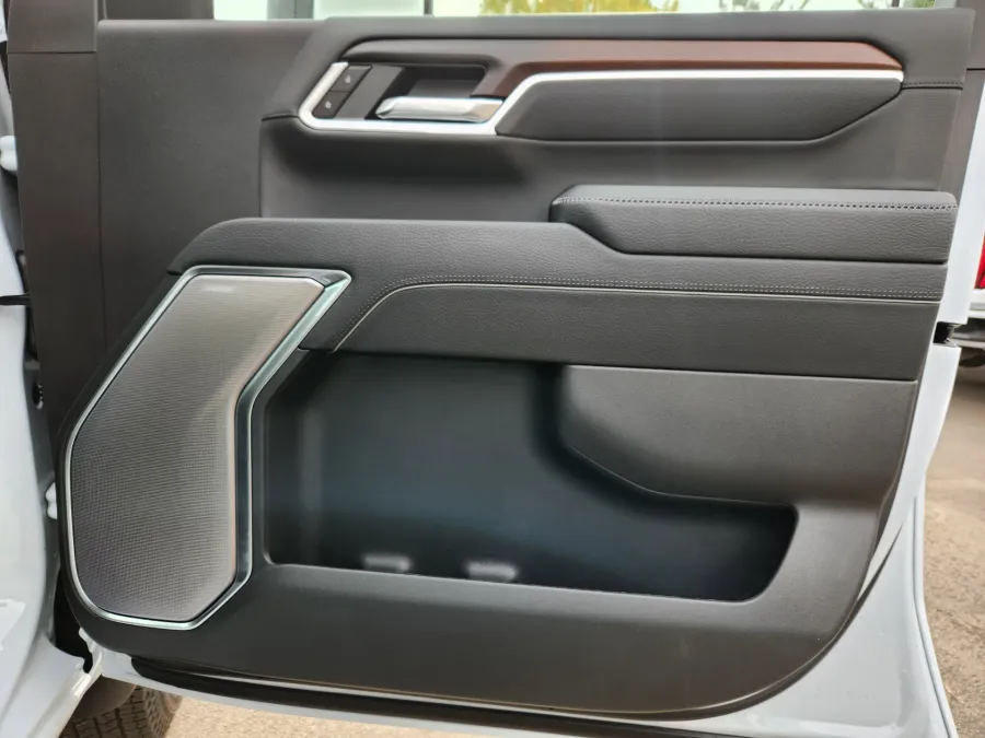 2026 GMC Sierra 3500HD Denali | Photo 16 of 31