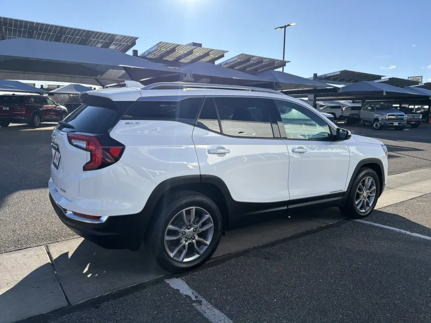 2024 GMC Terrain SLT | Photo 4 of 22