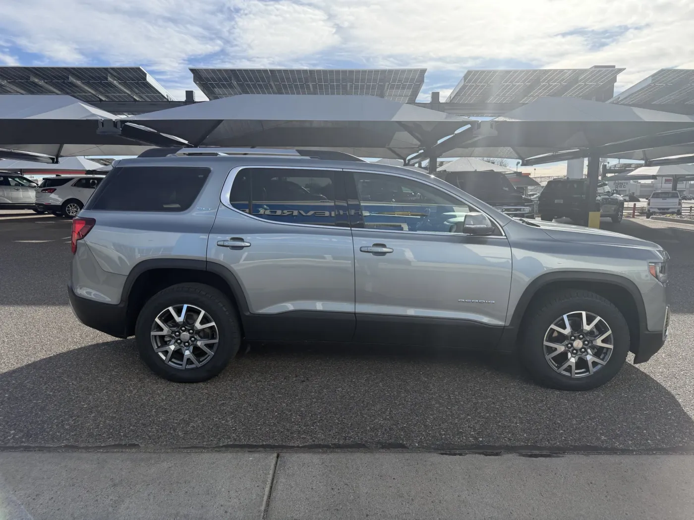 2023 GMC Acadia SLT | Photo 5 of 24