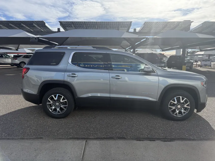 2023 GMC Acadia SLT | Photo 5 of 24