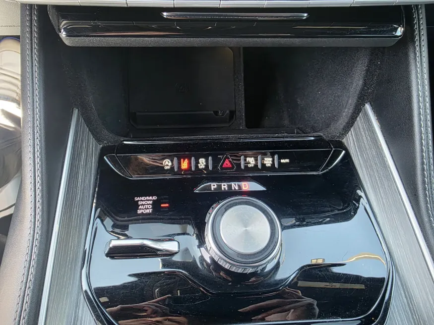 2023 Jeep Wagoneer L Series II | Photo 27 of 33