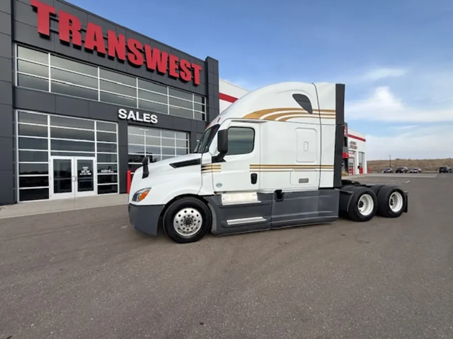 2022 Freightliner Cascadia 126 | Photo 1 of 11