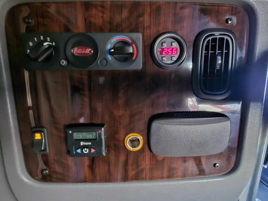 2020 Peterbilt 389 | Photo 32 of 35