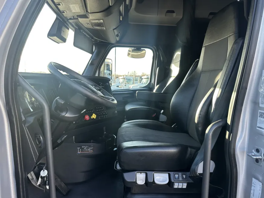 2023 Freightliner Cascadia | Photo 9 of 21