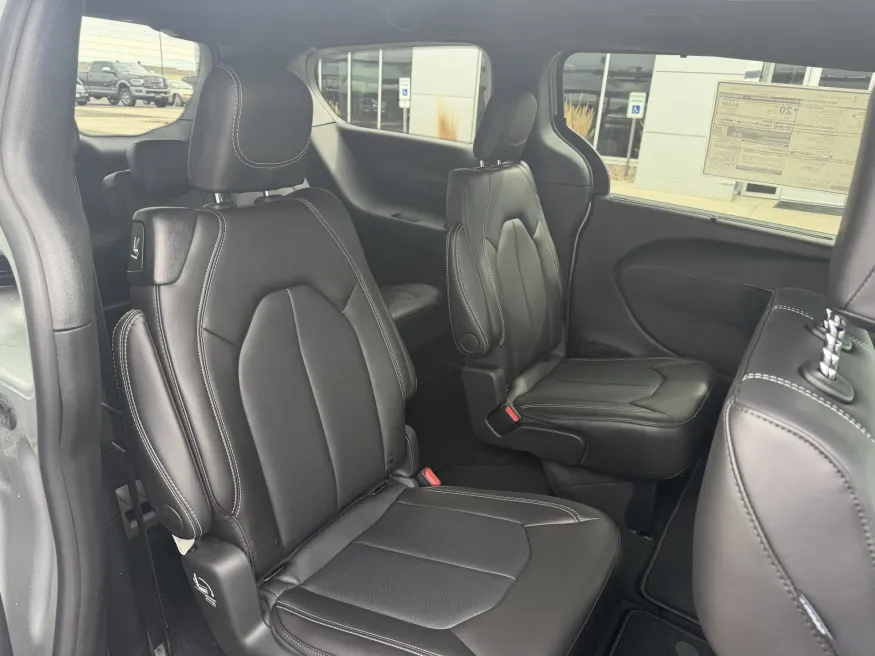 2026 Chrysler Pacifica Select | Photo 9 of 18
