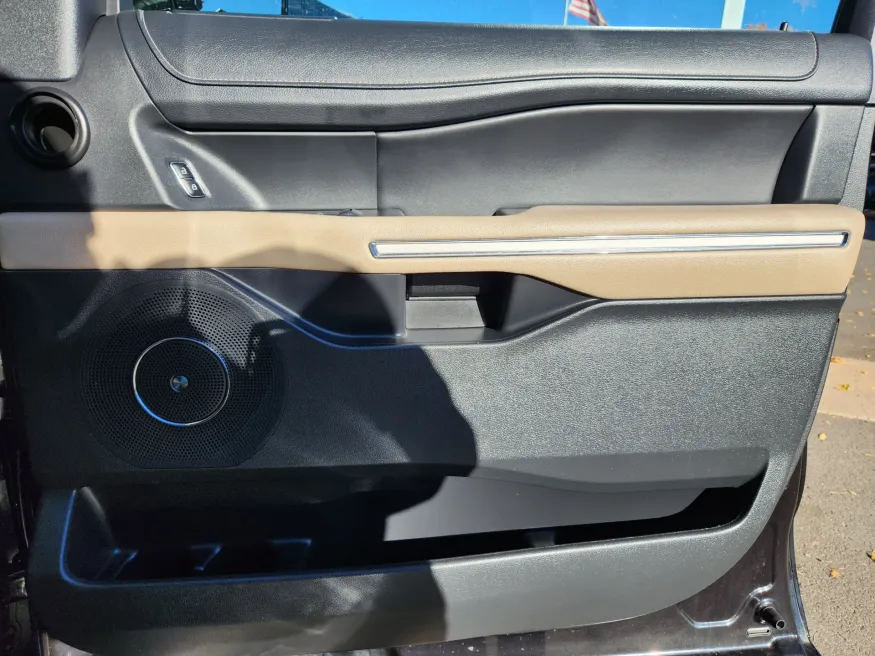 2023 Ford Expedition Limited | Photo 16 of 30