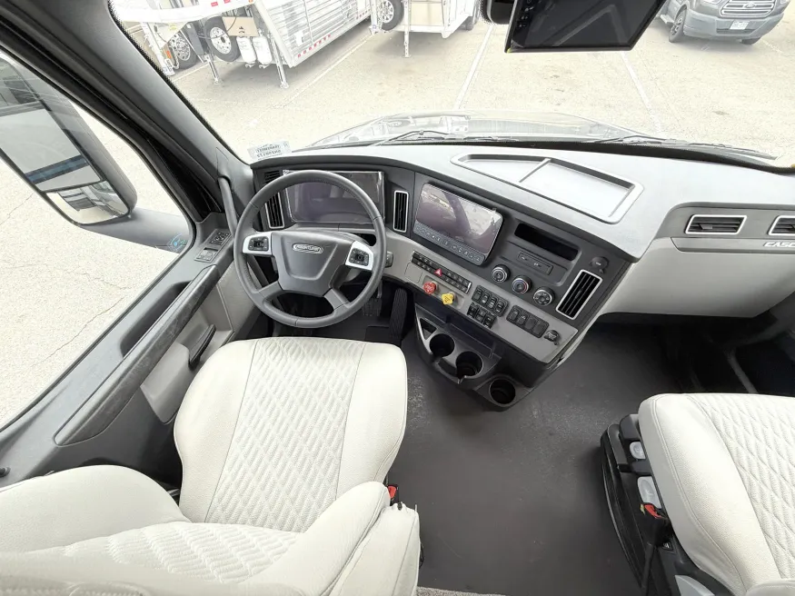 2026 Newmar Summit Aire 4505 | Photo 7 of 32