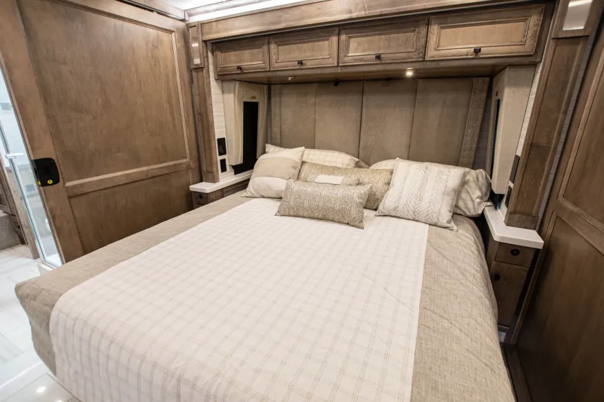 2026 Tiffin Phaeton 44OH | Photo 23 of 31