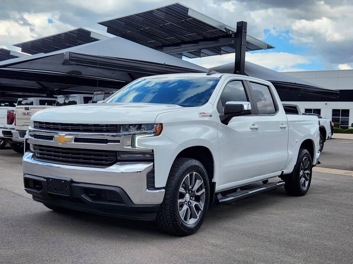 2021 Chevrolet Silverado 1500 LT | Photo 3 of 31