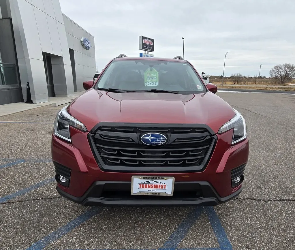 2024 Subaru Forester | Photo 2 of 32