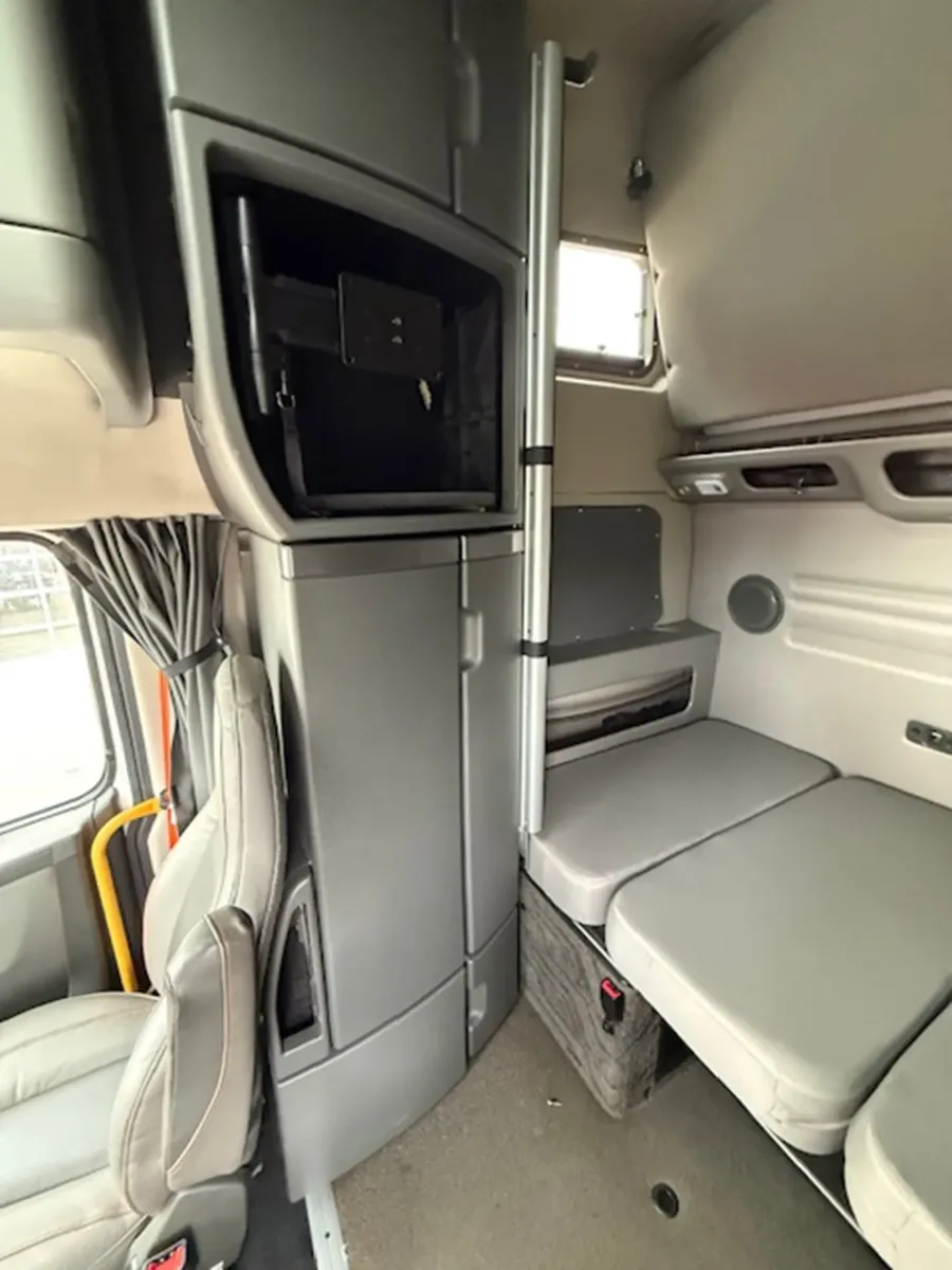 2024 Volvo VNL | Photo 15 of 18