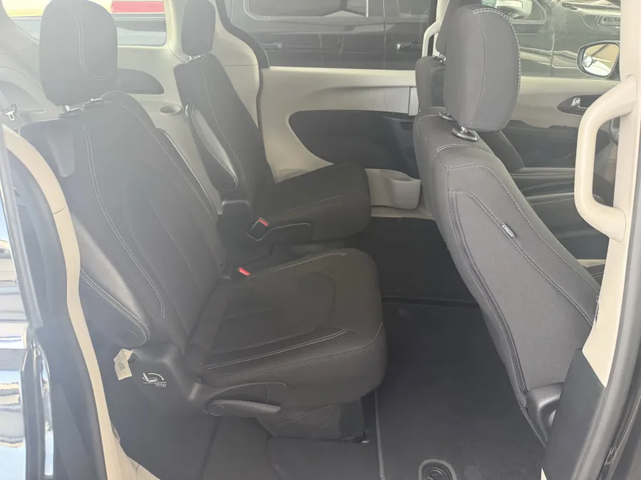 2023 Chrysler Voyager LX | Photo 11 of 20