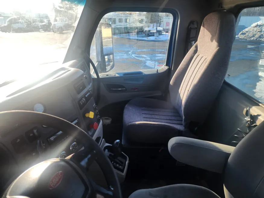 2018 Peterbilt 579 | Photo 11 of 12
