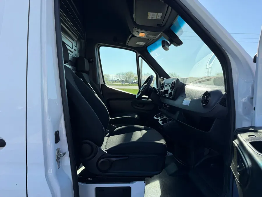 2022 Mercedes Benz Sprinter 2500 Cargo 170 WB | Photo 18 of 21