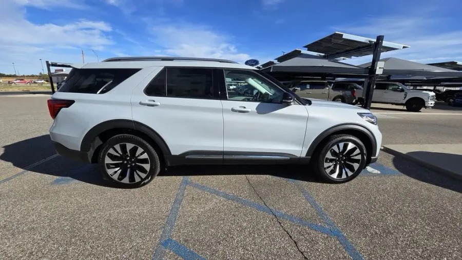 2025 Ford Explorer | Photo 4 of 35