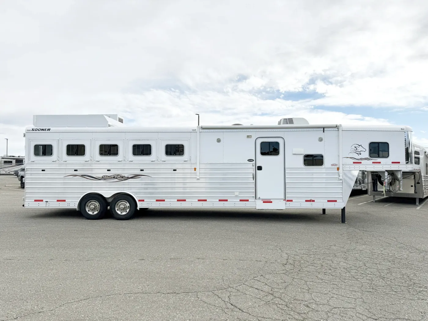 2015 Sooner 5HLQ | Photo 2 of 23