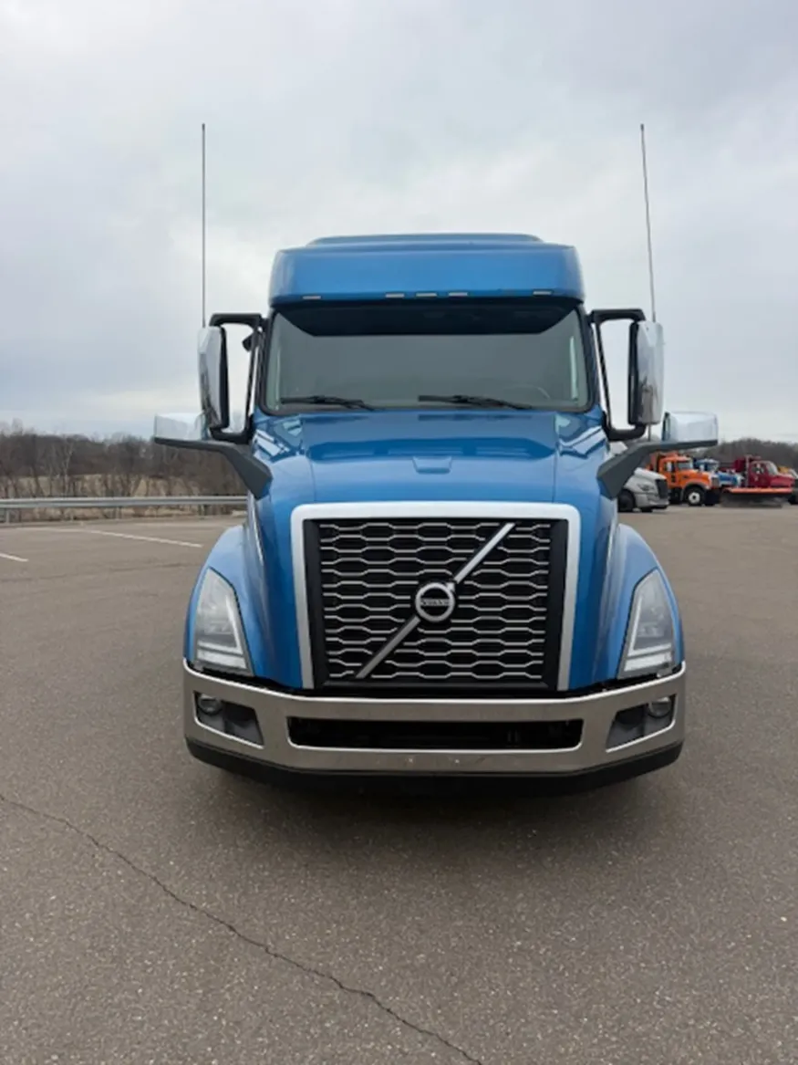 2022 Volvo VNL | Photo 8 of 11