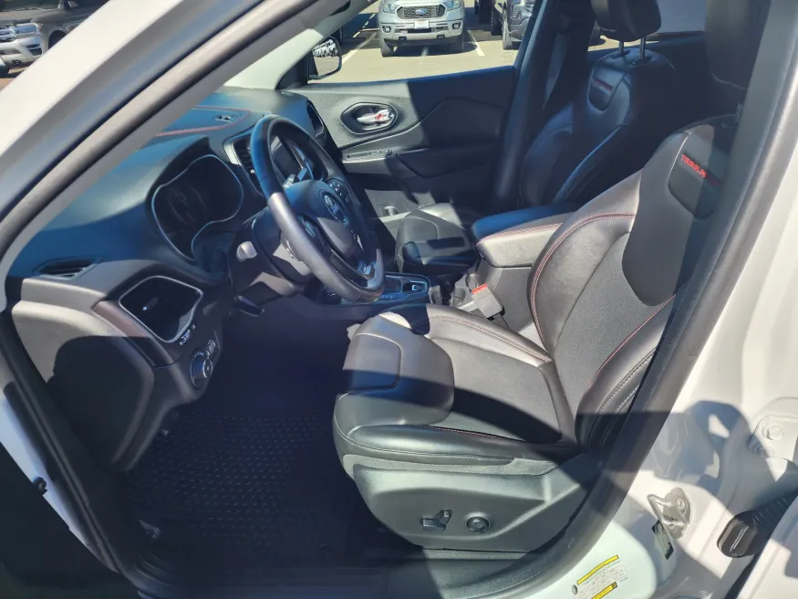 2021 Jeep Cherokee Trailhawk | Photo 9 of 26