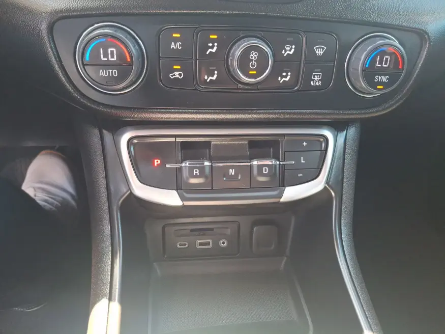 2024 GMC Terrain SLT | Photo 16 of 20