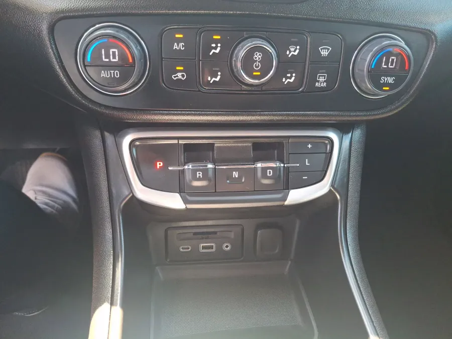2024 GMC Terrain SLT | Photo 16 of 20