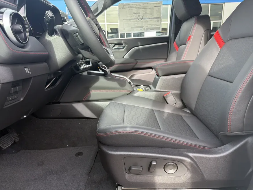 2026 Chevrolet Colorado 4WD Z71 | Photo 13 of 19