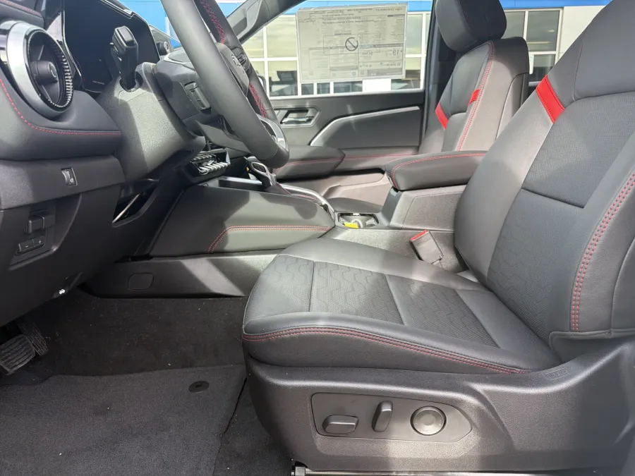 2026 Chevrolet Colorado 4WD Z71 | Photo 13 of 19