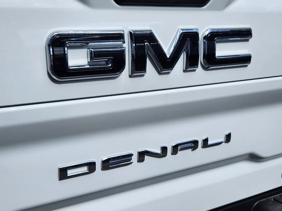 2025 GMC Sierra 2500HD Denali Ultimate | Photo 13 of 31
