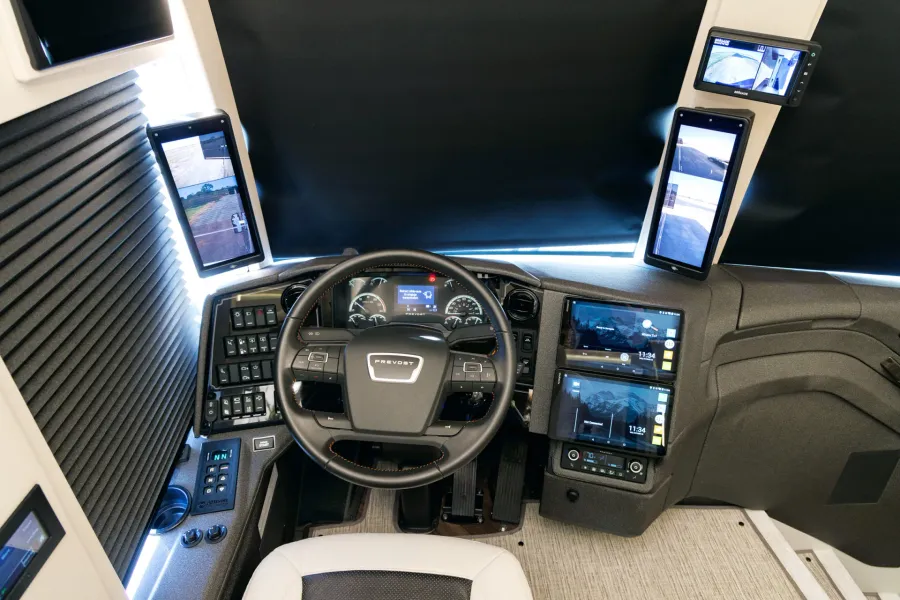 2026 Emerald Prevost H3-45 Triple Slide | Photo 5 of 29