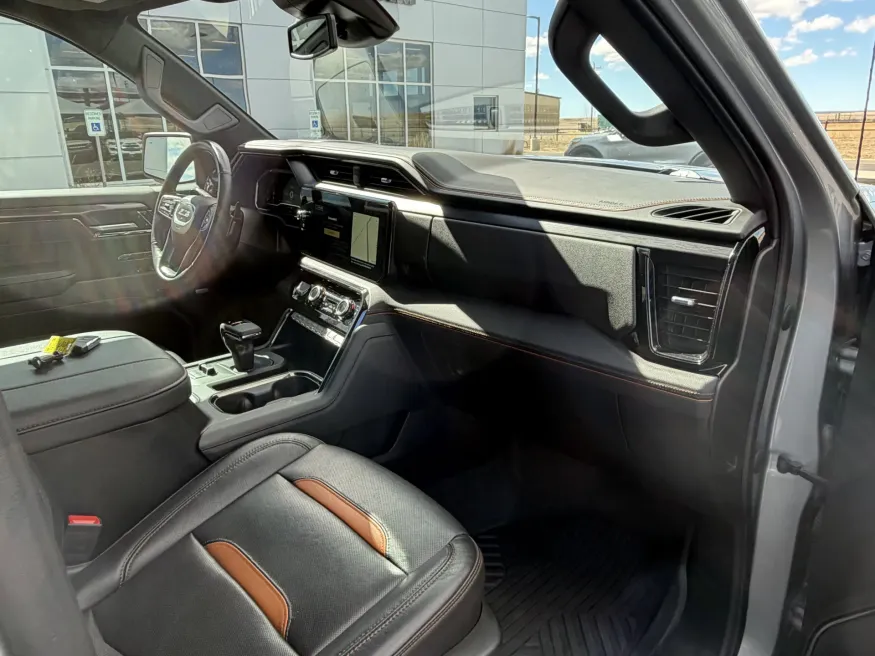 2023 GMC Sierra 1500 AT4 | Photo 14 of 21