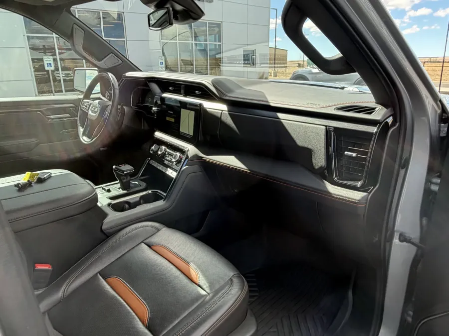 2023 GMC Sierra 1500 AT4 | Photo 14 of 21