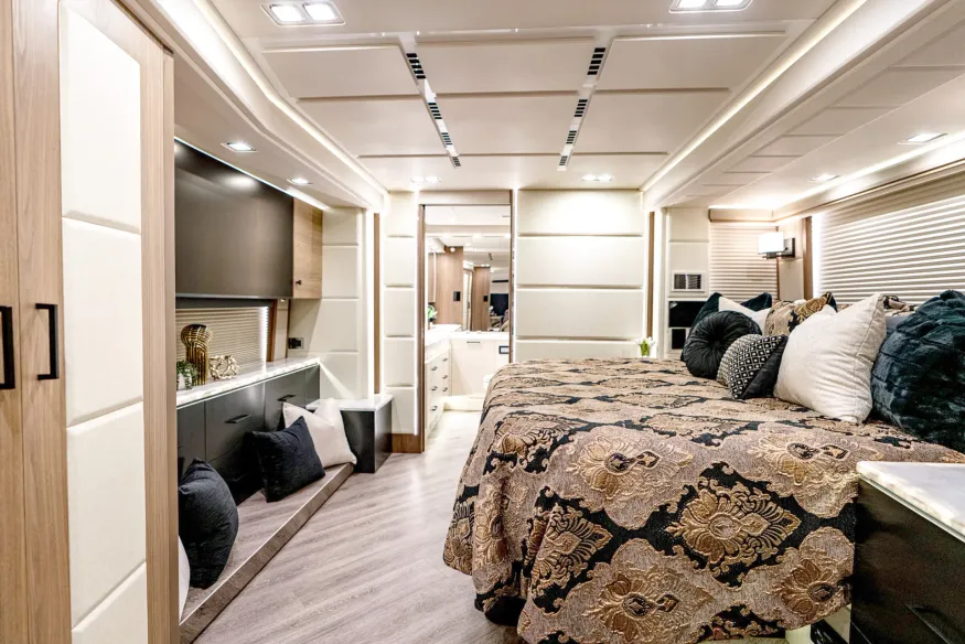 2026 Emerald Luxury Coaches Prevost H3-45 Triple Slide | Photo 12 of 20