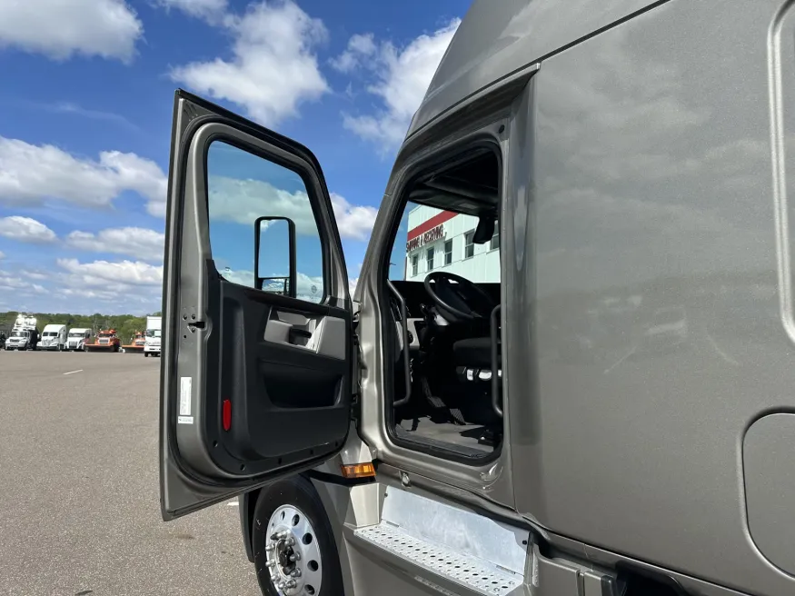 2020 Freightliner Cascadia | Photo 9 of 16