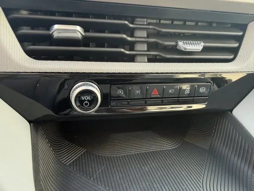 2026 Ford Explorer | Photo 19 of 27